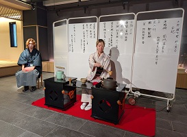 お茶をたてる学生