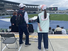 選手団スタッフと話をする学生