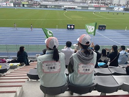 応援席から見守る学生たち