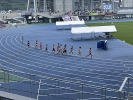 トラックを走る選手たち