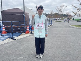 サポーターの薄いブルーのユニフォームを着る学生