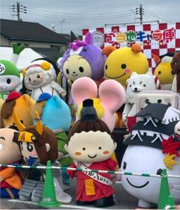 全国のキャラクターたちと並んで