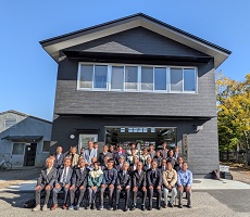 新艇庫建の前で記念撮影