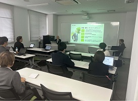 室蘭工業大学の職員が解説している様子