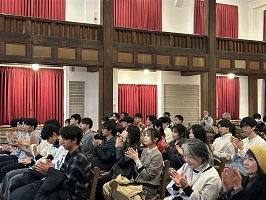 拍手をする参加者たち