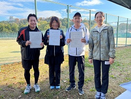 修了証書を手に記念撮影