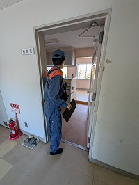 消防隊員が捕食室を確認している