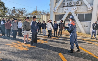 外に避難して消防隊員の話を聴く様子