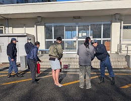 消火器の使い方を習う様子