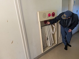 消火栓を開けて説明されている様子