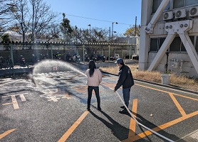 ホースを持って消火訓練している様子