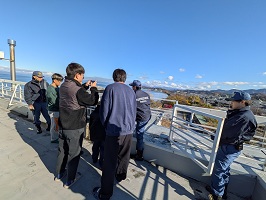 屋上に上がって救助袋の使い方を習う様子