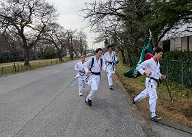 琵琶湖に向かって走る参加者