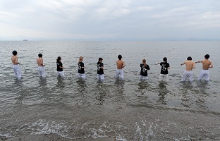 入水して寒稽古