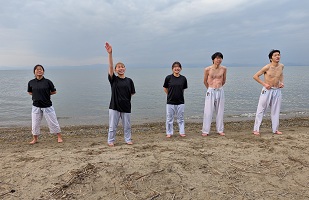 手を挙げて抱負を述べる様子