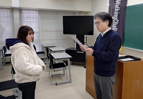 大津キャンパスでの表彰状授与