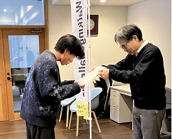 彦根キャンパスでの表彰状授与