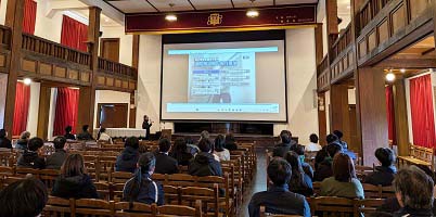 講堂でDVDを視聴する