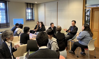 おかしをつまみながらおしゃべりする様子