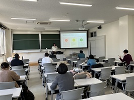 発表する学生