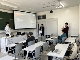 質問されている様子