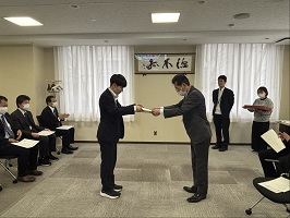 理事から表彰状が手渡される様子