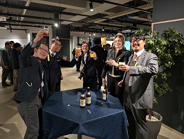 グラスを手に乾杯する学生たち