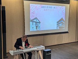 電子ピアノを弾く学長