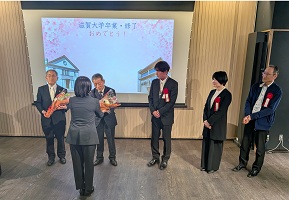 学長らへ花束が贈られた