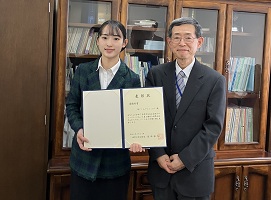 表彰状を手に理事と記念撮影