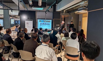 説明をしている様子