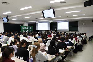 講義を受ける学生たち