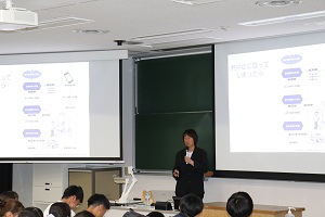 講義を行う保井智香子氏