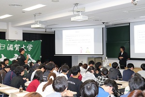 質問する学生