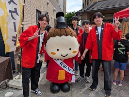会場に登場したカモンちゃん