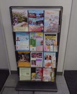 学内のラックに設置された「陵水プラス!!」
