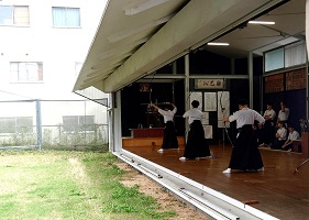 静寂の中で放たれる、美しい弓の所作
