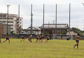 激しくぶつかり合う迫力のプレー