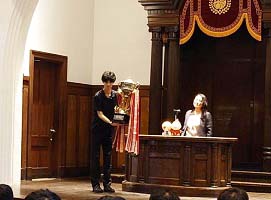 久保理事から学長杯が授与