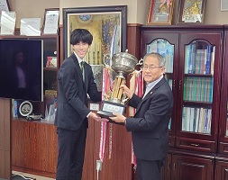 学長室で記念撮影