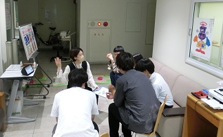 看護師から説明を聞く様子