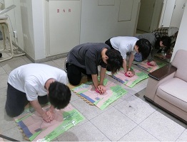 心肺蘇生トレーニングキット「あっぱくん」を使用して胸骨圧迫を体験