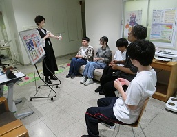 看護師からやり方を聞く学生たち