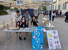 受付の学生たち