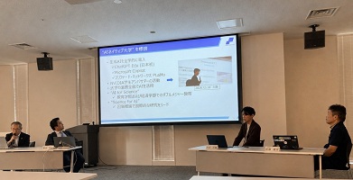 4人で話をする様子