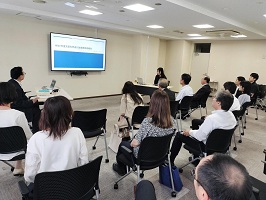 学長らの前で報告する立澤さん