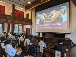 スクリーンに投影しながら話す様子