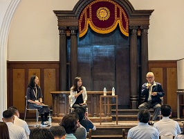 3人で話す様子