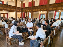 4人くらいで話す様子