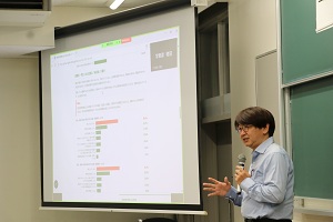 マイクを手に話す村上教授
